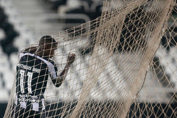 Matheus Babi lamenta gol perdido em derrota para o Sport que culminou no rebaixamento do Botafogo (Foto: Vítor Silva/Botafogo)