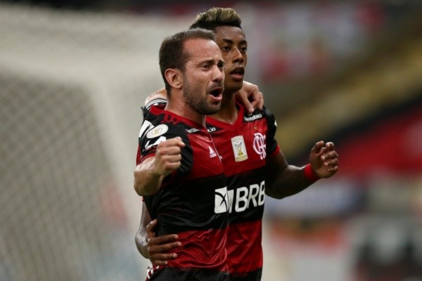 Everton Ribeiro e Bruno Henrique comemoram gol do Flamengo. Foto: Getty Images Everton Ribeiro e Bruno Henrique comemoram gol do Flamengo. Foto: Getty Images