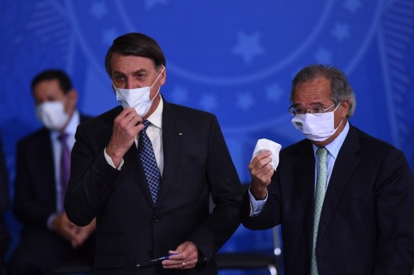 Jair Bolsonaro ao lado de Paulo Guedes em cerimônia no Planalto - Foto: Getty Images