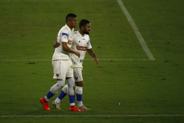 Jogadores do Fortaleza abraçados. Foto: Getty Images Jogadores do Fortaleza abraçados. Foto: Getty Images