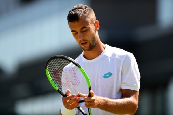 Laslo Djere ajeita a raquete. Foto: Getty Images