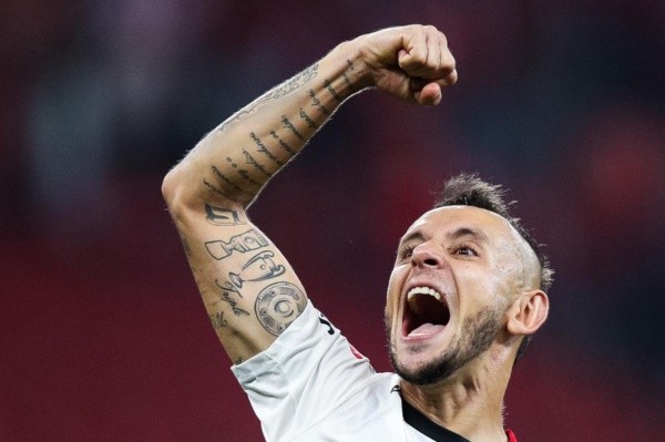 Rafinha está lvire no mercado — Foto: Getty Images