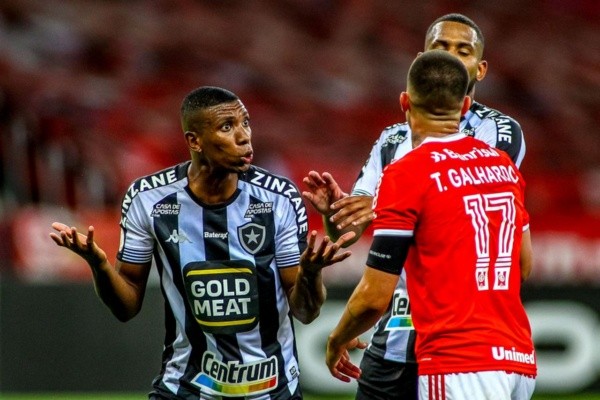 Kanu com a camisa botafoguense — Foto: Getty Images