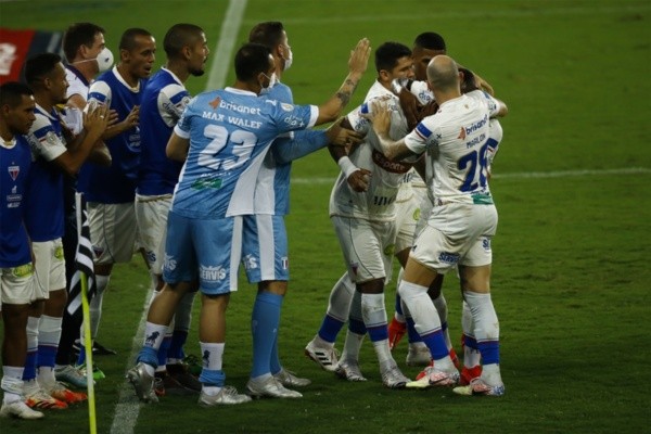 Jogadores do Fortaleza comemoram gol abraçados. Foto: Getty Images