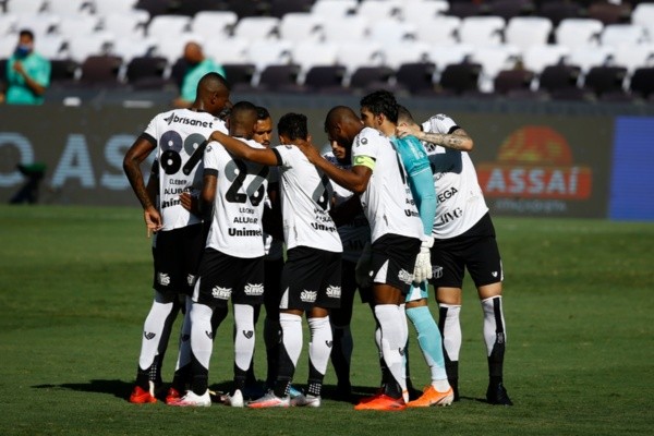 Jogadores do Ceará abraçados. Foto: Getty Images Jogadores do Ceará abraçados. Foto: Getty Images