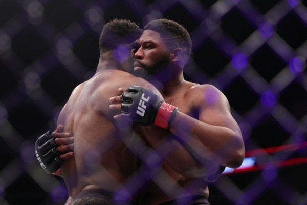 Curtis Blaydes abraça Francis Ngannou. Foto: Getty Images