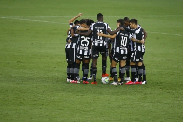 Jogadores do Botafogo abraçados. Foto: Getty Images