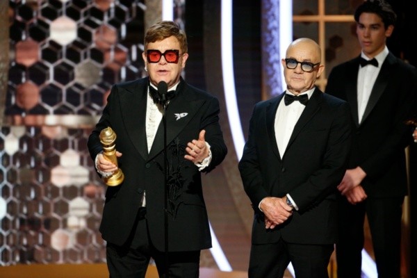 Elton John, vencedor da categoria 'melhor canção', durante discurso no Globo de Ouro 2020. 