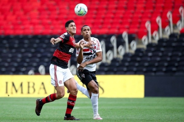 Pedro, do Flamengo, disputa a bola com Bruno Alves, do São Paulo. Foto: Getty Images