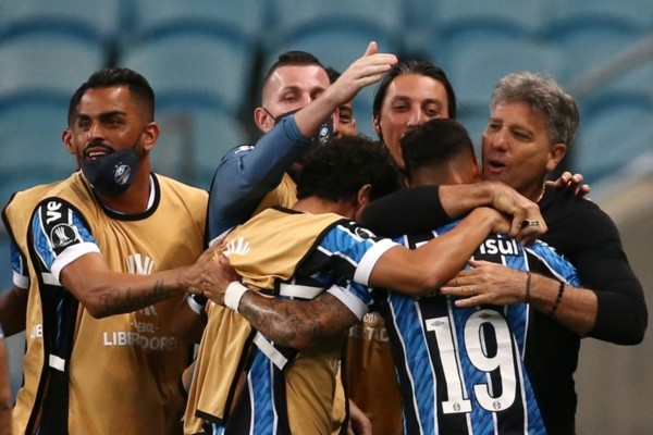 Renato Gaúcho abraça jogadores do Grêmio. Foto: Getty Images
