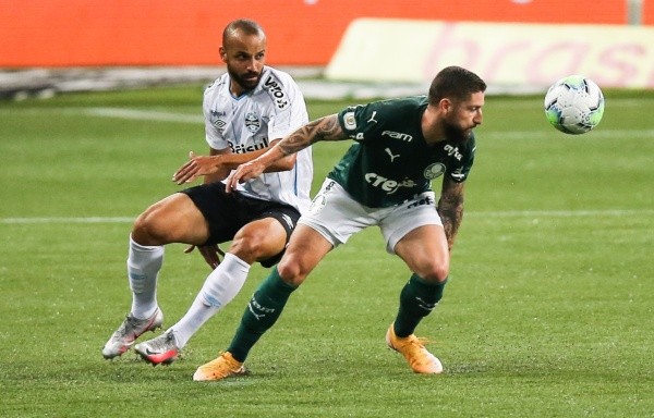 Thaciano, do Grêmio, em disputa com Zé Rafael, do Palmeiras. Foto: Getty Images Thaciano, do Grêmio, em disputa com Zé Rafael, do Palmeiras. Foto: Getty Images