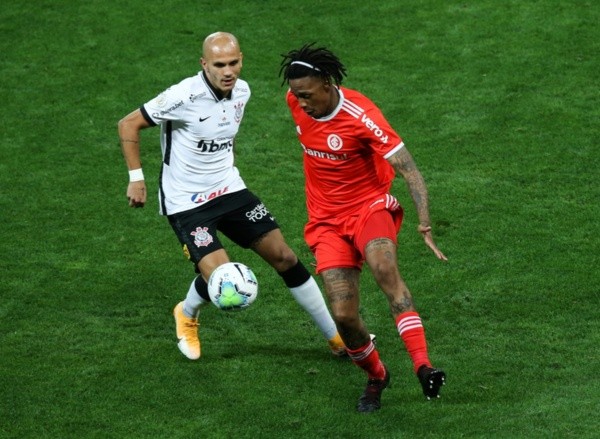 Fábio Santos e Abel Hernández em disputa de bola. Foto: Getty Images