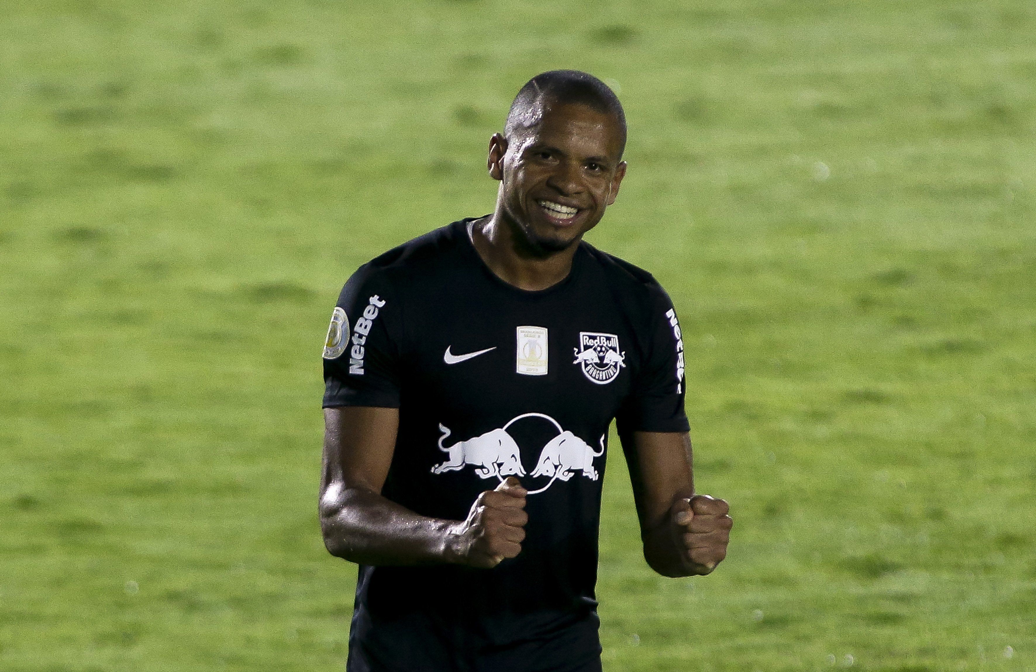 Edimar comemorando gol pelo RB Bragantino. (Foto: Getty Images) 
