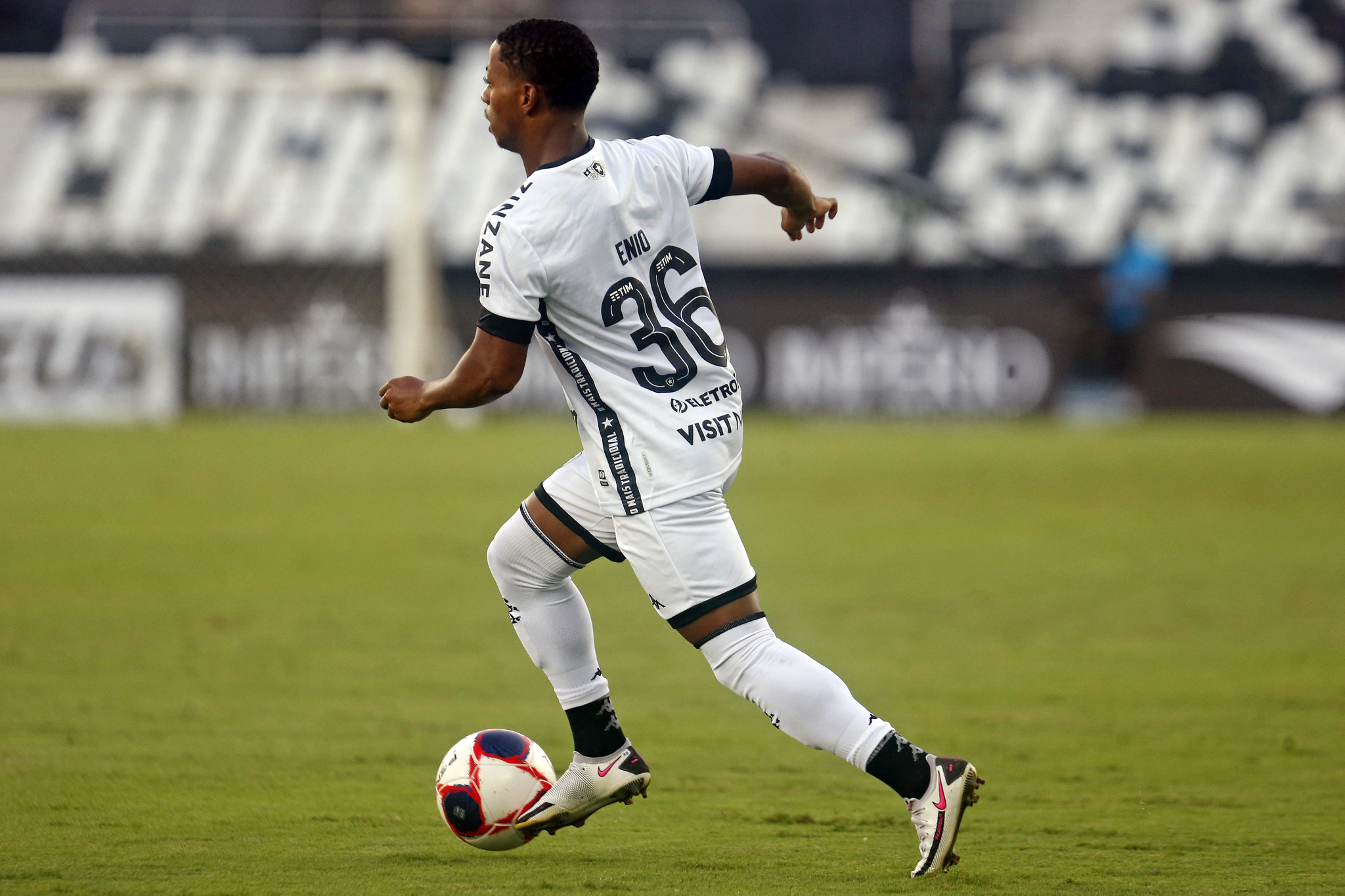 Jovem Ênio deve ganhar destaque no ataque do Botafogo em 2021 (Foto: Vitor Silva/Botafogo)