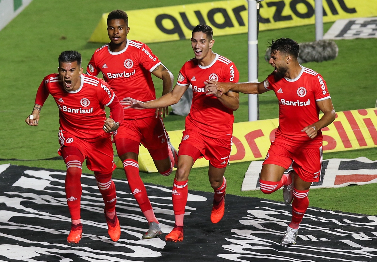 Víctor Cuesta em comemoração com companheiros de equipe no Internacional. Foto: Getty Images