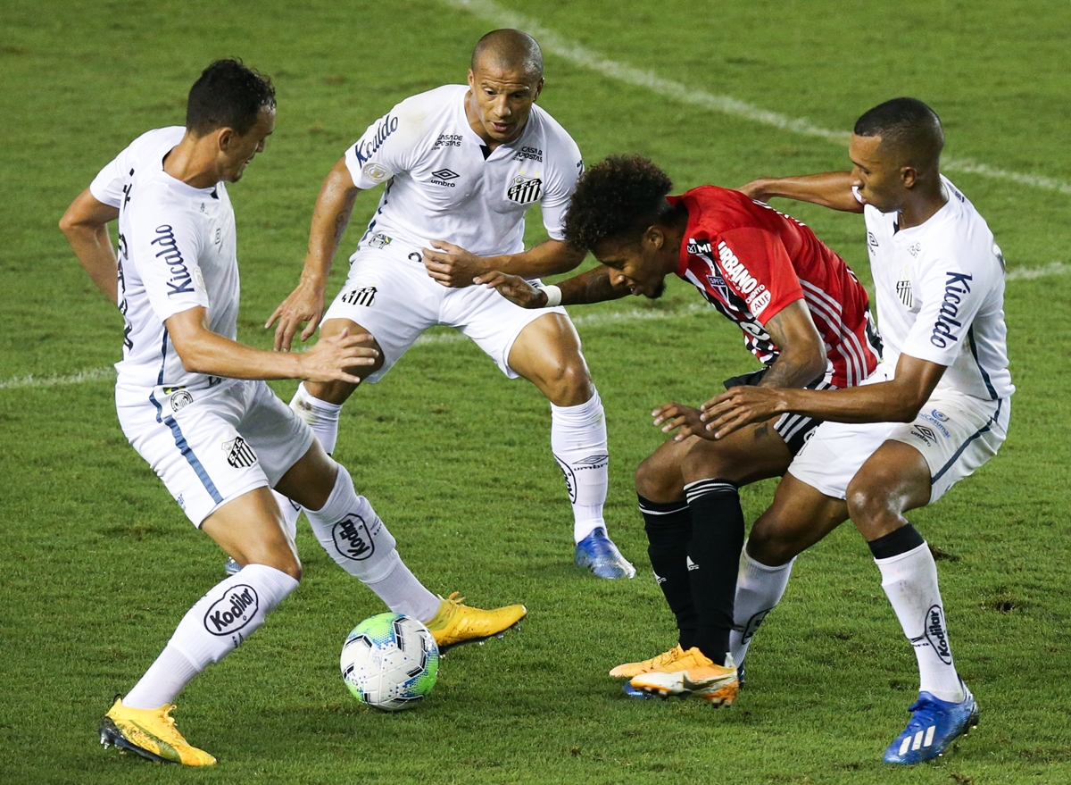São Paulo x Santos em disputa de bola. Foto: Getty Images