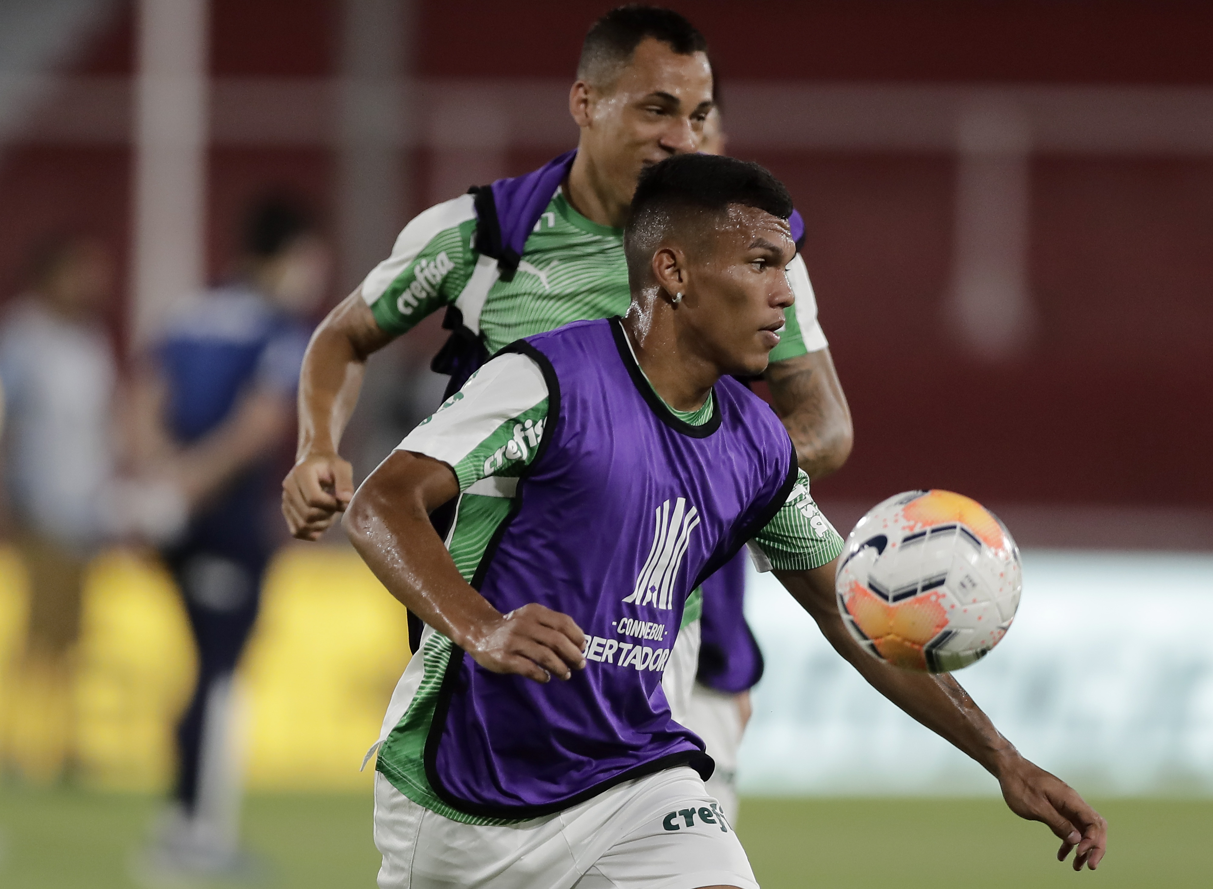 Veron está 100% disponível para a final contra o Grêmio, mas deve começar do banco (Foto: Juan I. Roncoroni – Pool/Getty Images)