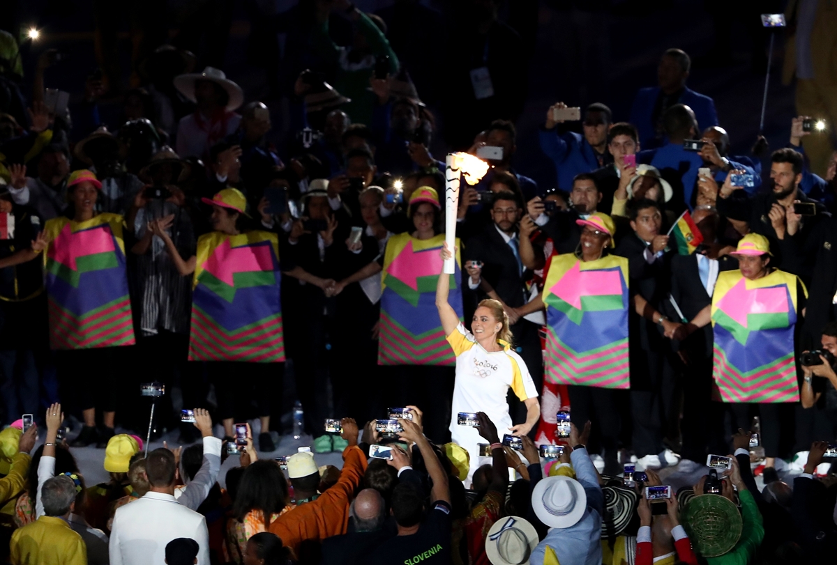 Hortência carrega a tocha olímpica na cerimônia de abertura do Rio 2016. Foto: Getty Images Hortência carrega a tocha olímpica na cerimônia de abertura do Rio 2016. Foto: Getty Images