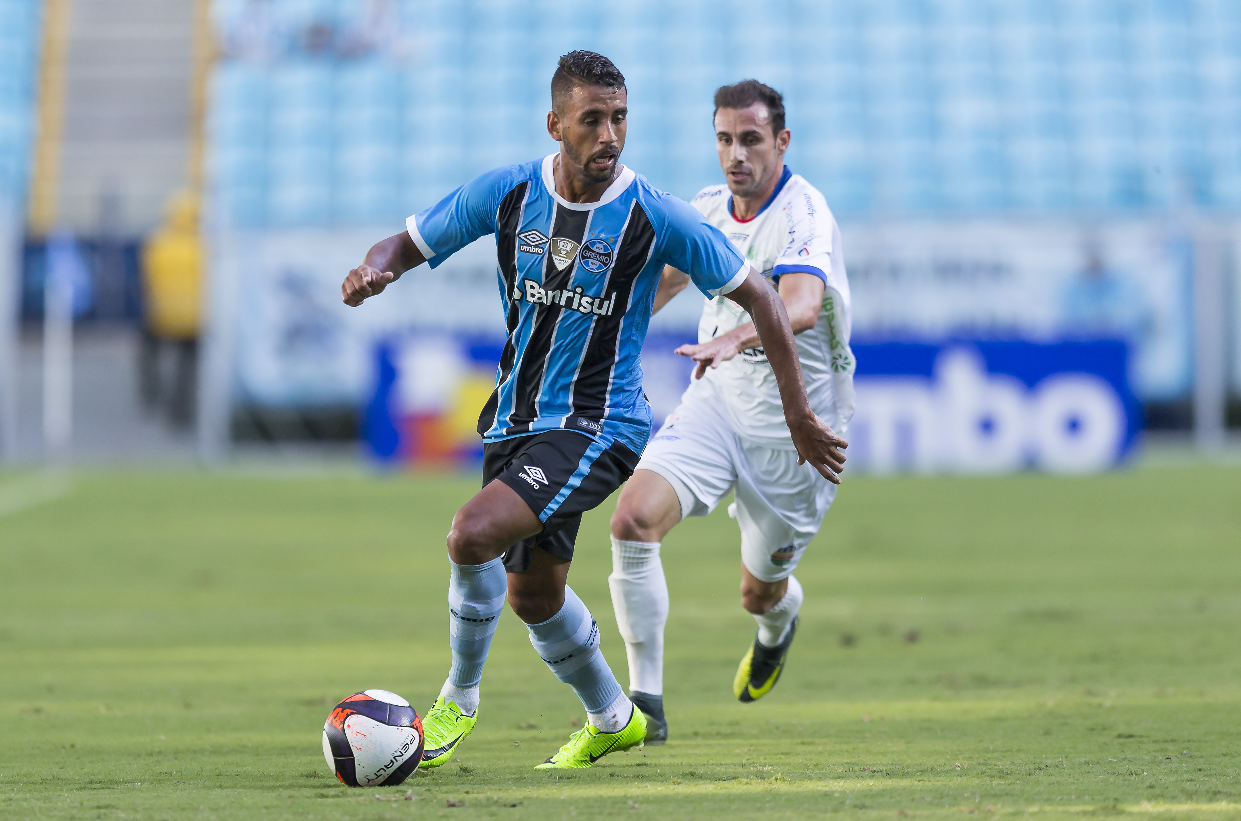 Michel: volante pode ser utilizado na Libertadores (Foto: Jeferson Guareze/AGIF)