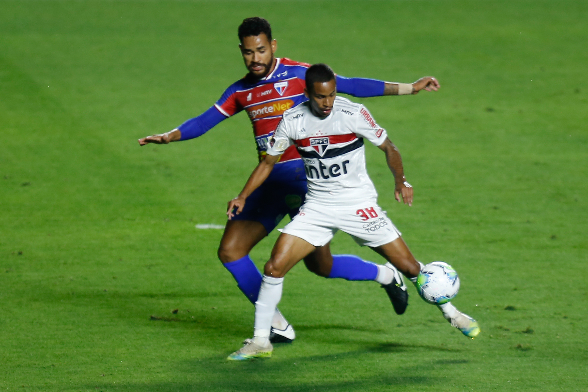 Paulinho Bóia é uma das únicas opções de velocidade no ataque do São Paulo (Foto: Marcello Zambrana/AGIF)