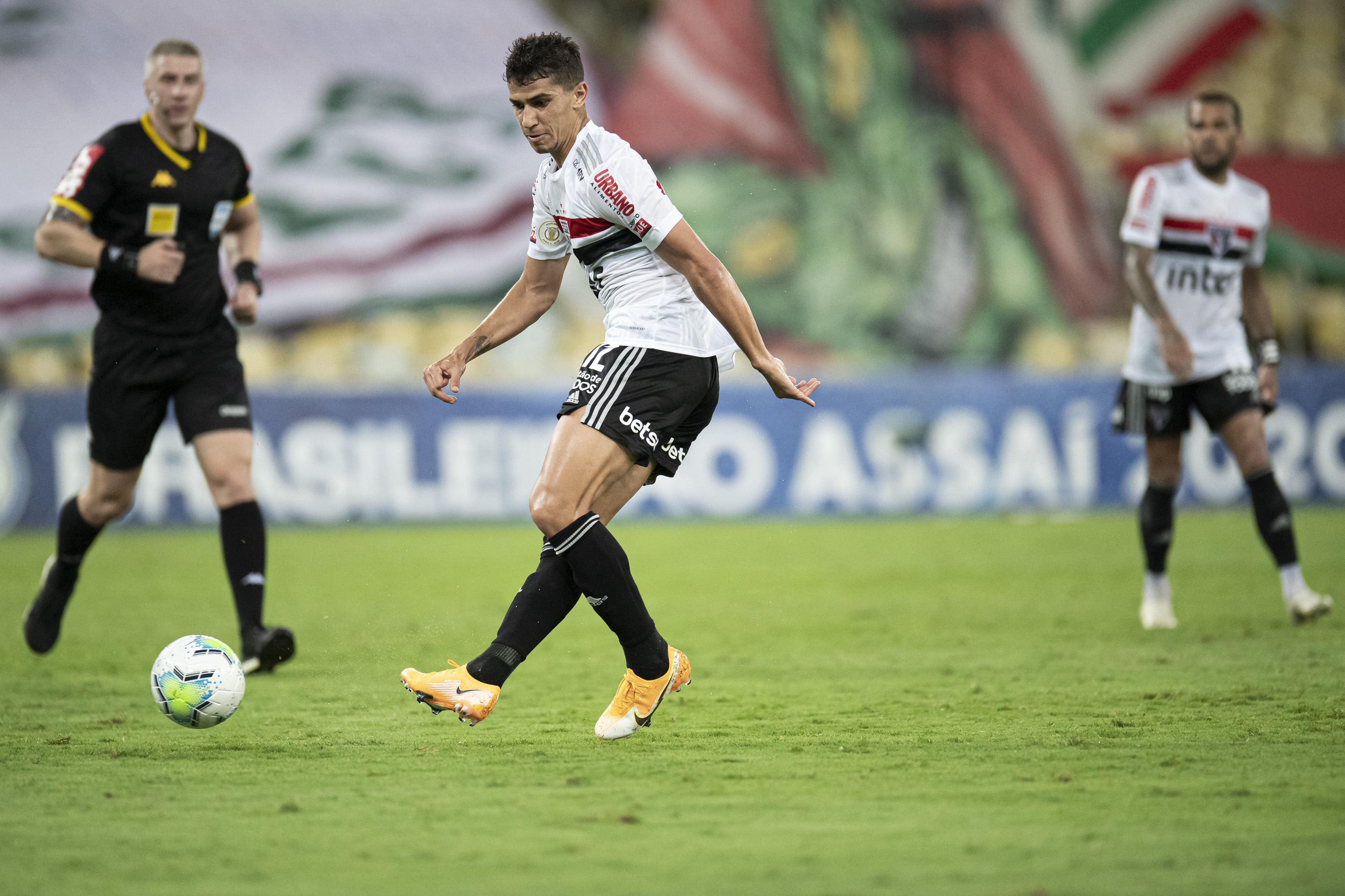 Nestor foi titular no clássico com Santos e agradou a Crespo (Foto: Jorge Rodrigues/AGIF
