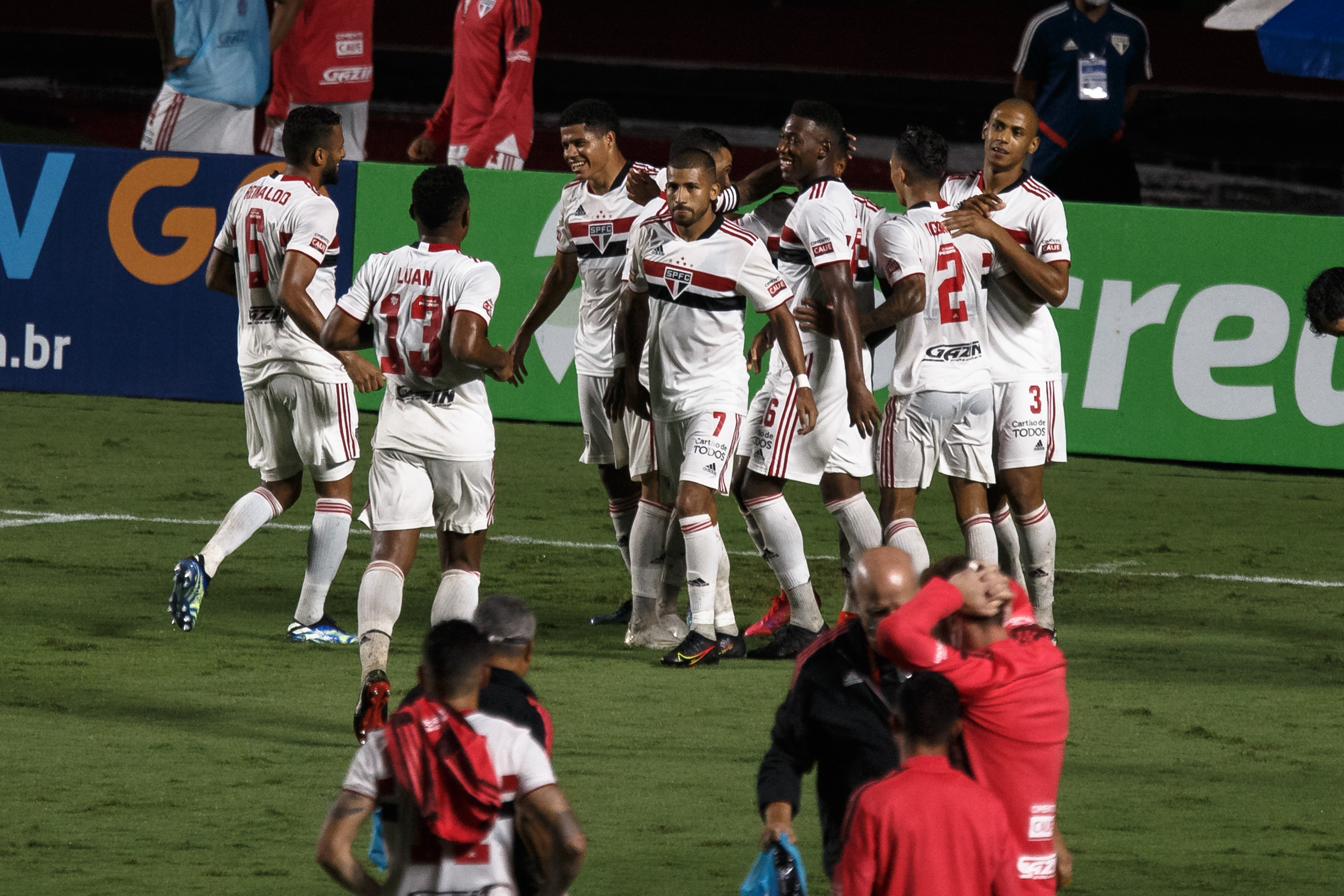 São Paulo comemora o quarto gol em cima do Santos no Paulistão. (Foto: Getty Images)