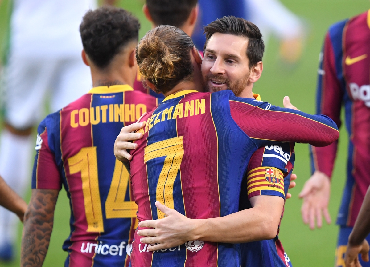 Messi e Griezmann, do Barcelona, comemoram gol abraçados. Foto: Getty Images