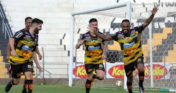 Novorizontino comemorando o acesso para a série C do Brasileirão. (Foto: Lucas Valério/Novorizontino)  )