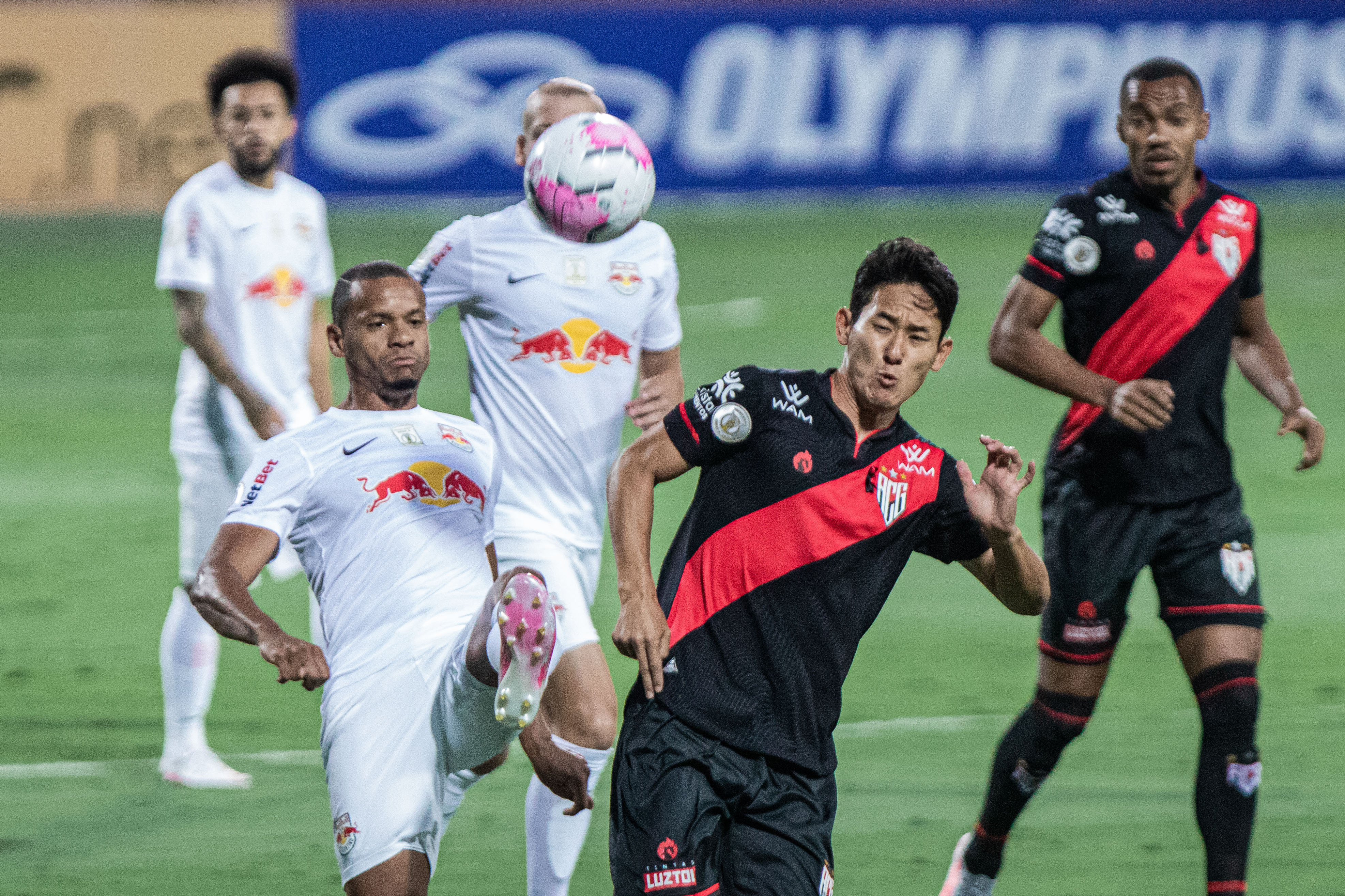 Chico, do Atlético-GO, está na pauta do Vasco para o lugar de Benítez (Foto: Heber Gomes/AGIF)
