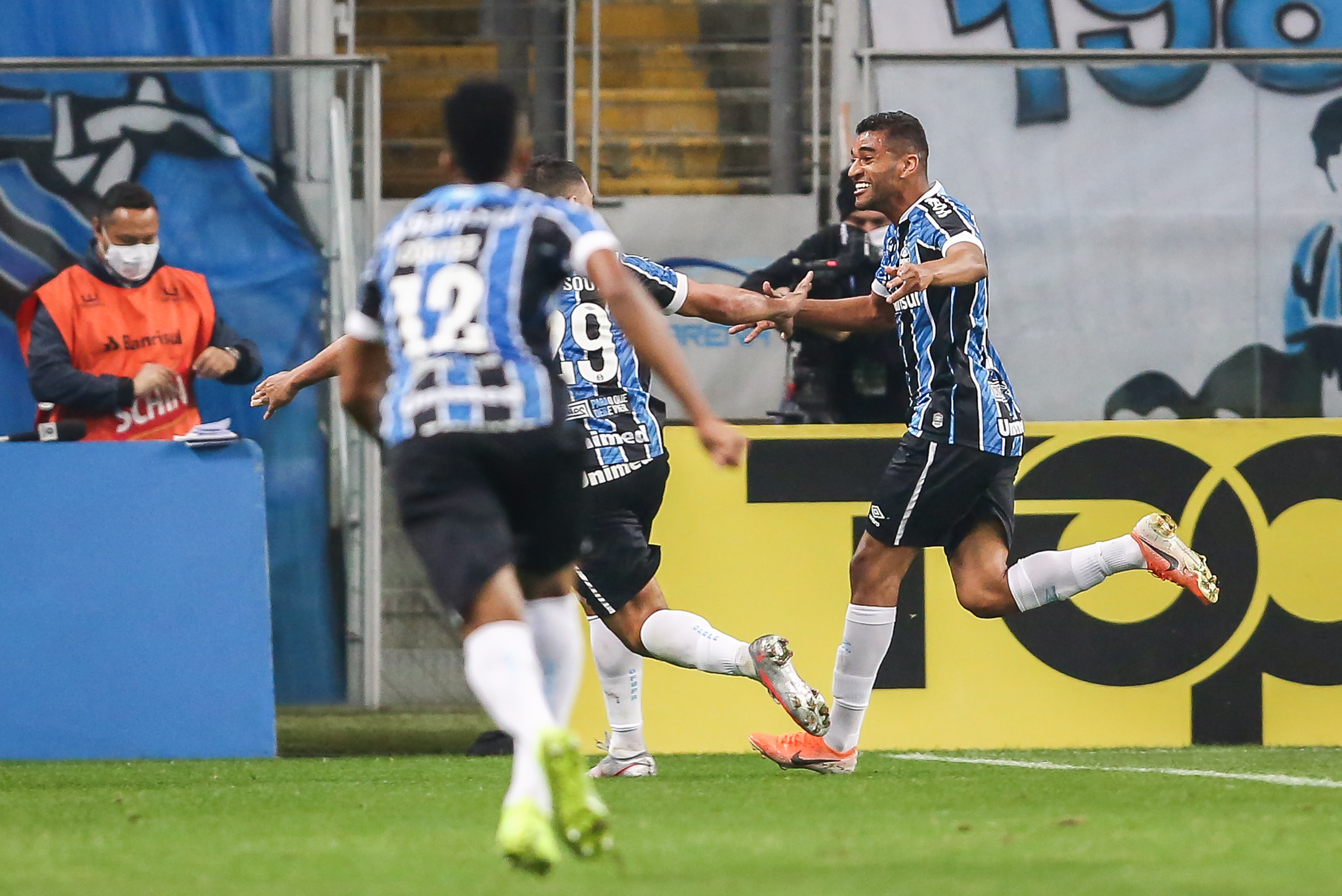 Isaque já marcou gol decisivo em Grenal e tem aval de Enderson para reforçar o Fortaleza (Foto:Pedro H. Tesch/AGIF)