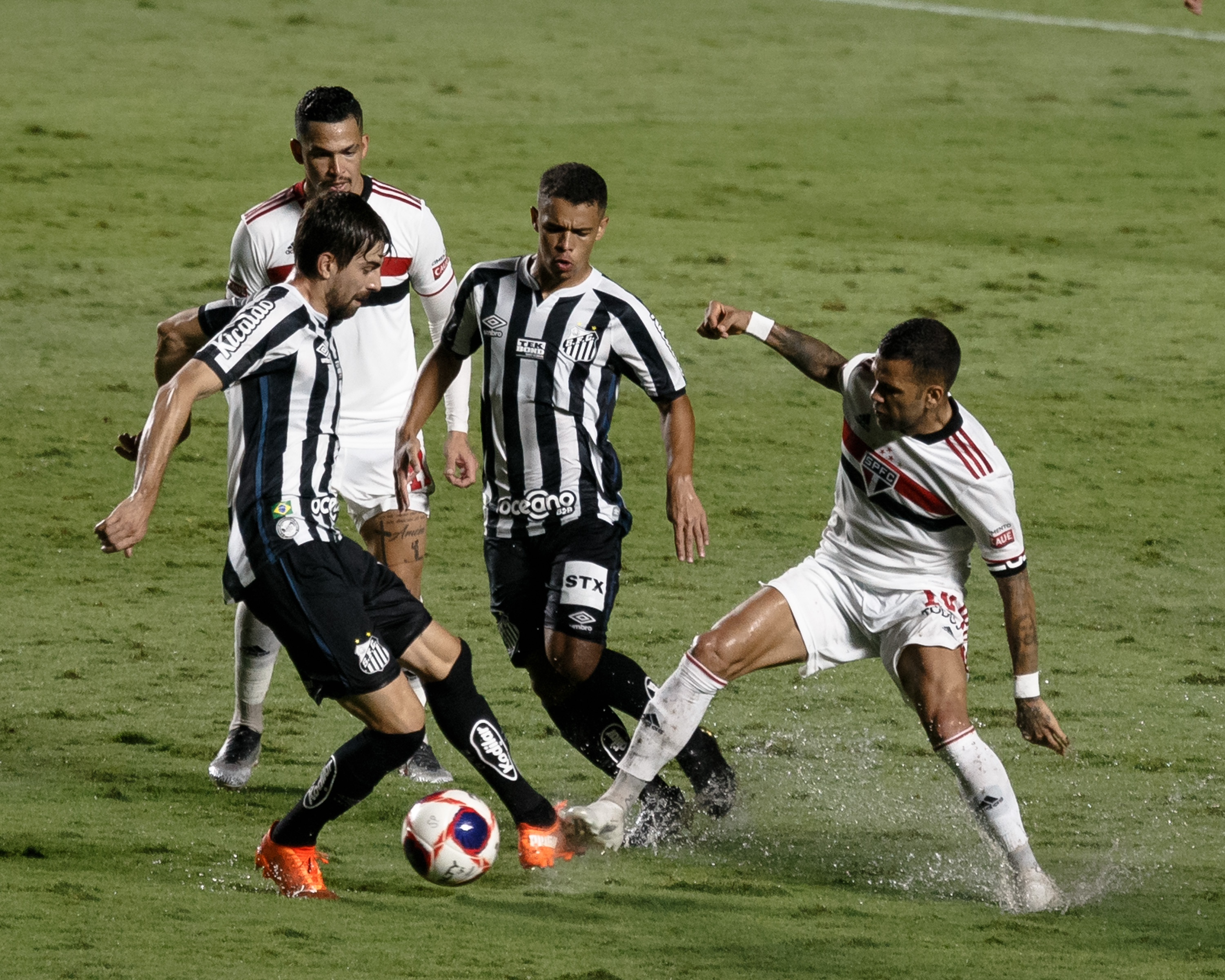 Santos em campo no clássico contra o São Paulo, pelo Paulistão. (Foto: Getty Images)