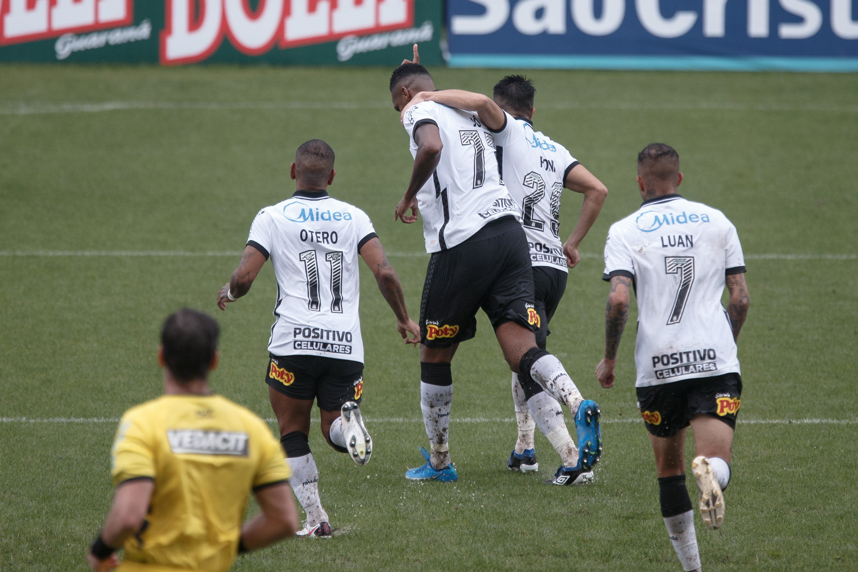 Jogadores do Corinthians em jogo contra a Ponte. (Foto: Ettore Chiereguini/AGIF)