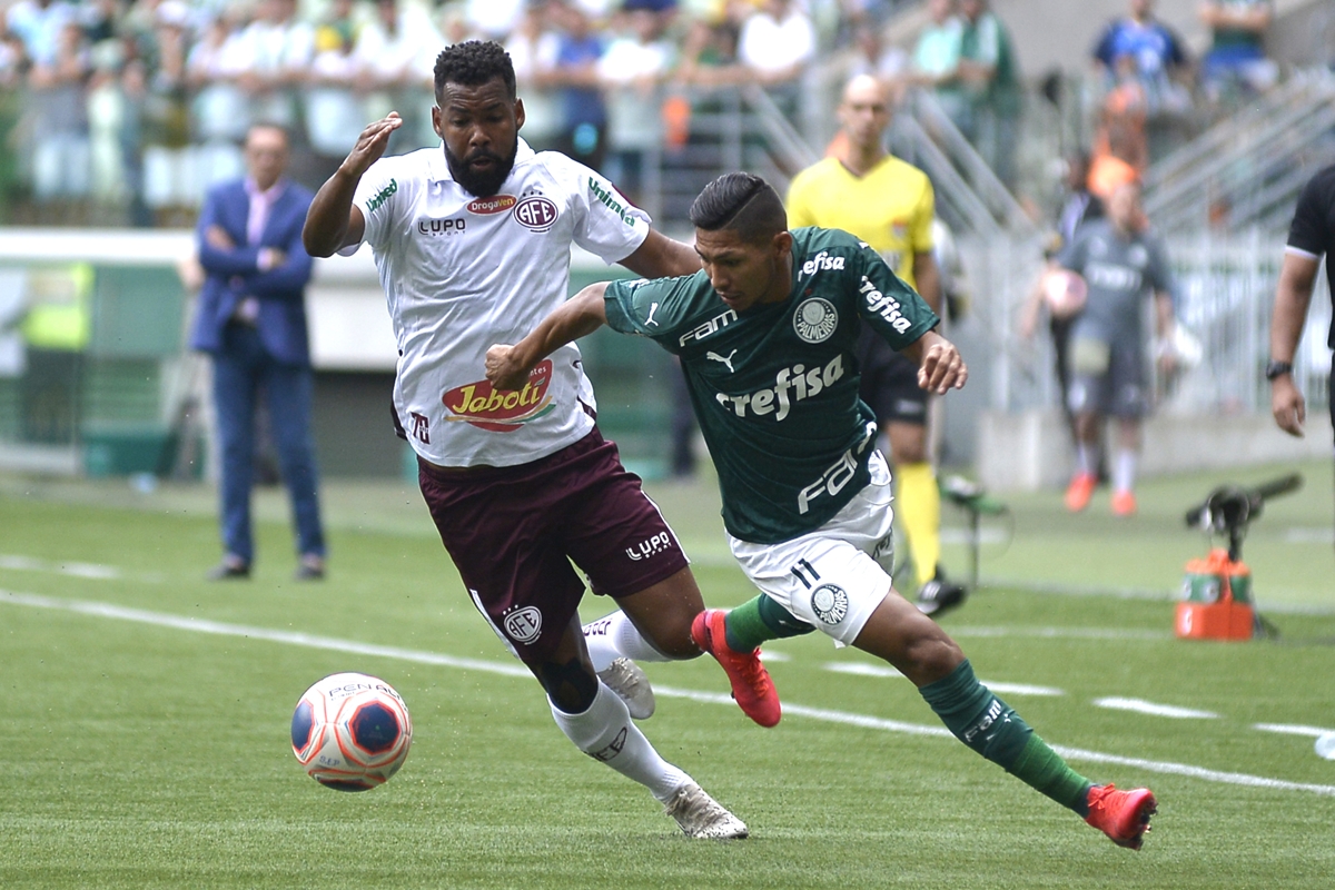 Rony, do Palmeiras, em disputa de bola. Foto: AGIF