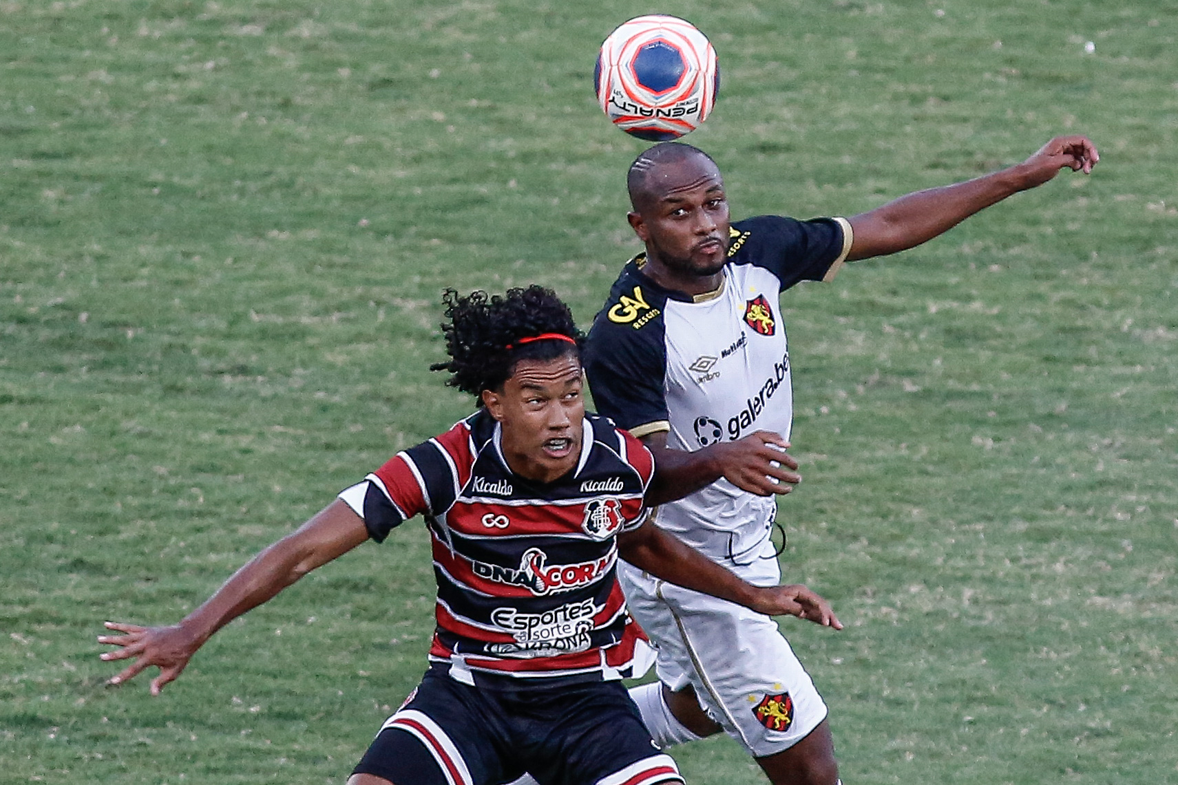 Ronaldo Henrique no empate contra o Santa Cruz (Foto: Paulo Paiva/AGIF)
