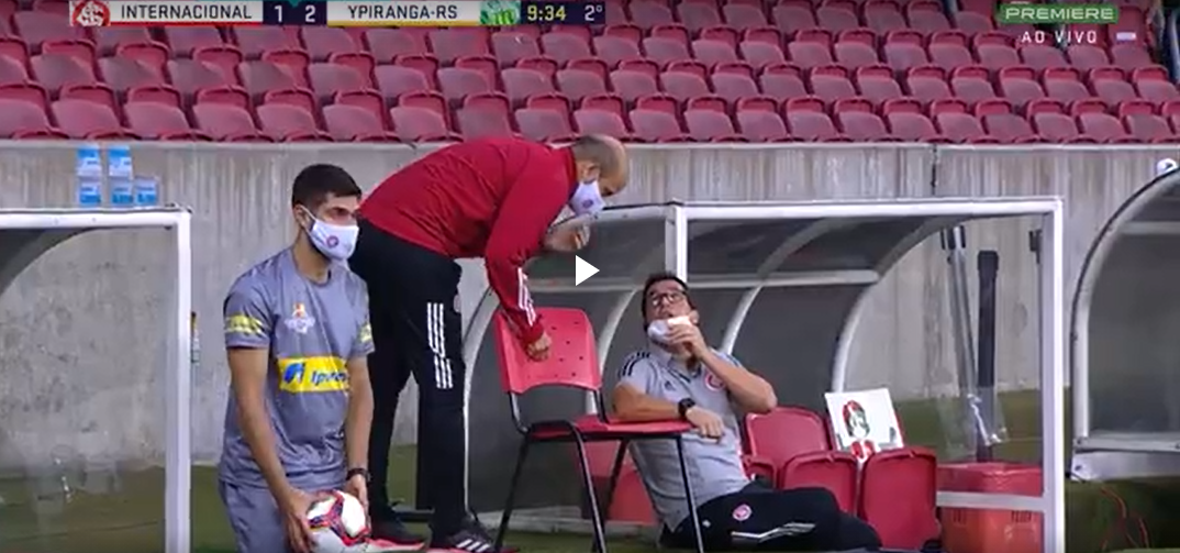 Ramírez conversa com auxiliar técnico após ‘invadir’ área técnica – Foto: Reprodução Canal Premiere