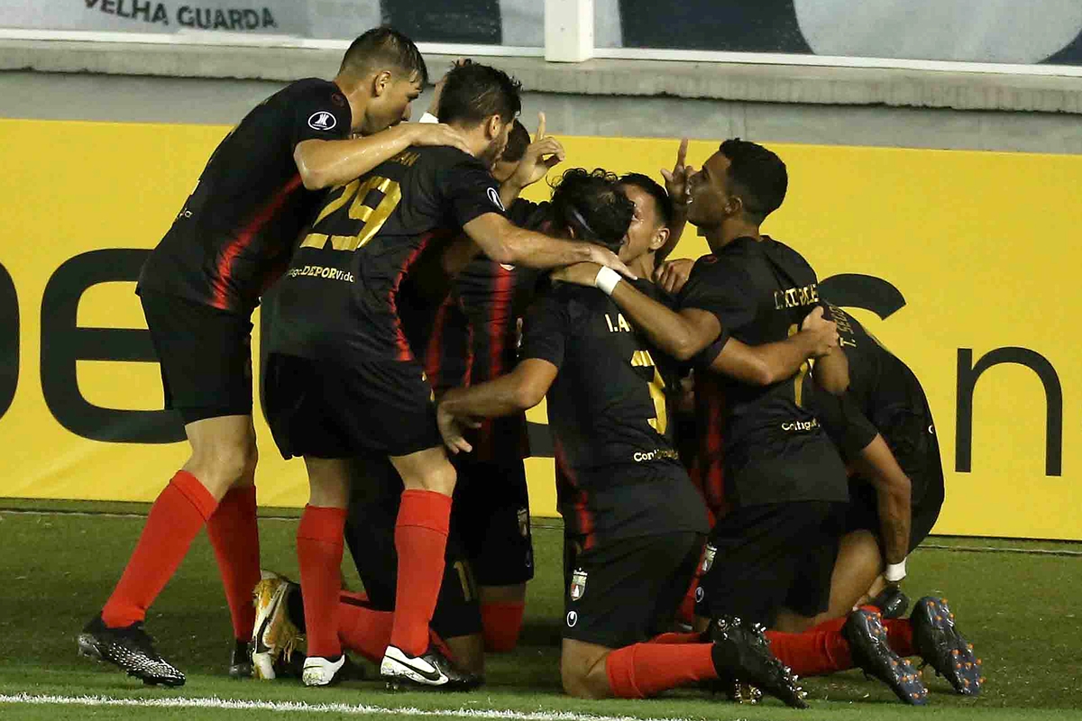 Jogadores do Deportivo Lara comemoram gol na Vila Belmiro. Foto: Getty Images