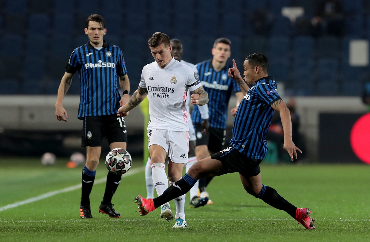 Toni Kroos, do Real Madrid, cercado por jogadores do Atalanta. Foto: Getty Images