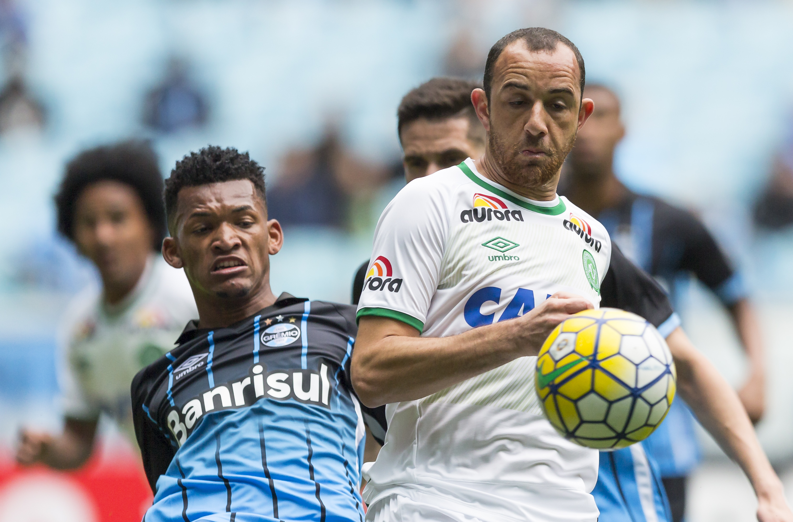 Jailson (à esq.) está sendo disputado porAtlético, São Paulo e Grêmio (Foto: Jeferson Guareze/AGIF)