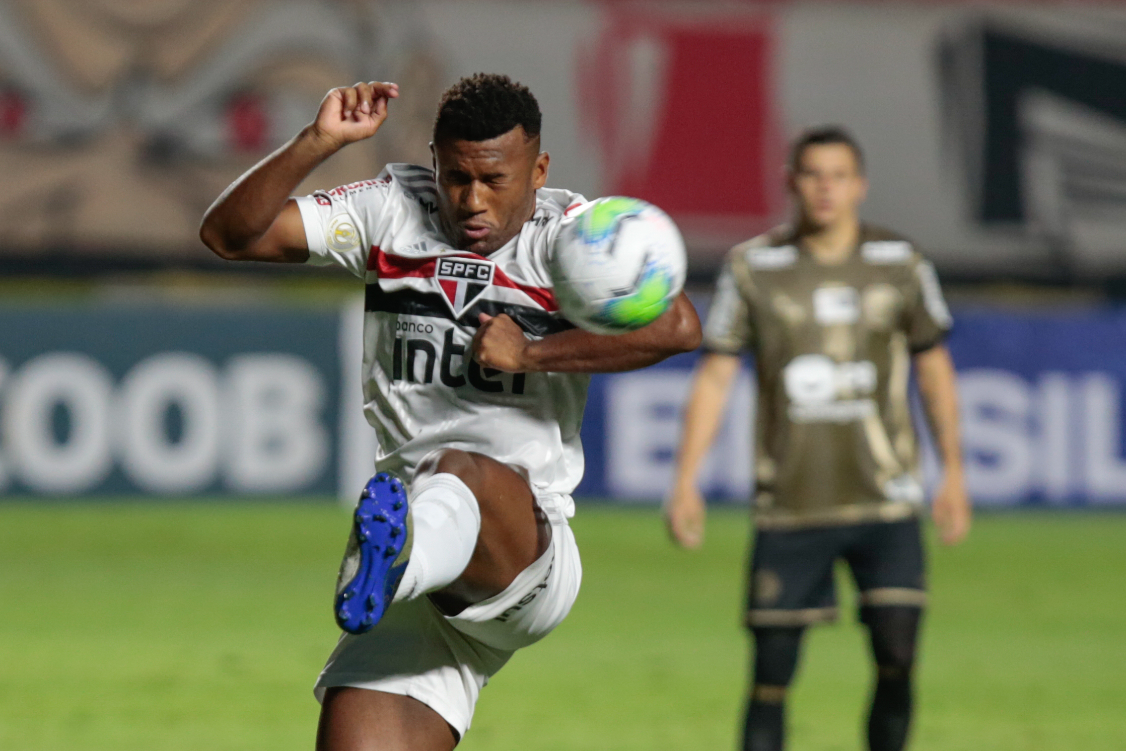 Luan deve se manter como primeiro volante até a contratação de outro meio-campista pela direção (Foto: Marcello Zambrana/AGIF)