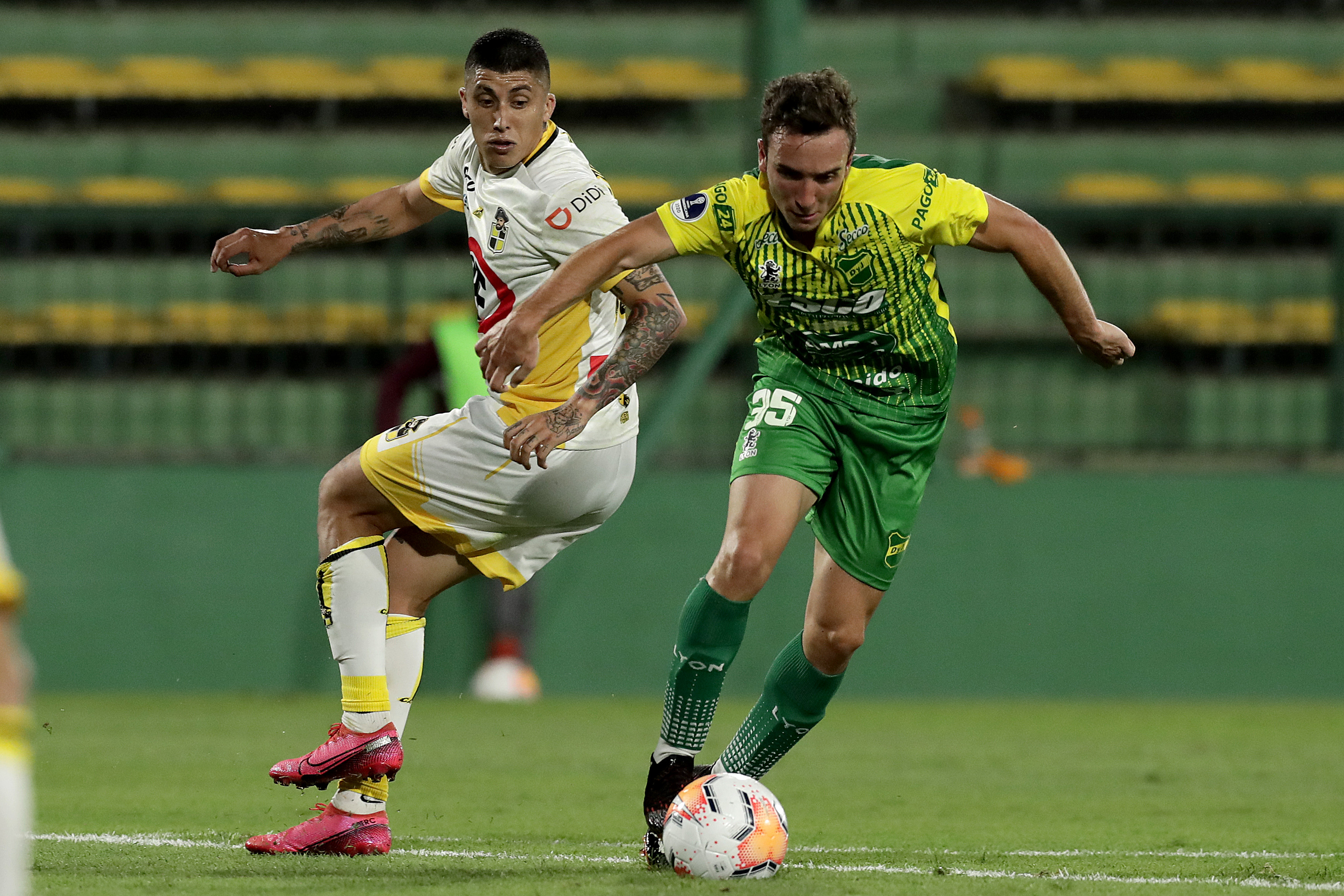 Larralde (à dir.) é um meia de ligação interessante no mercado da América do Sul (Foto: Alejandro Pagni – Pool/Getty Images)