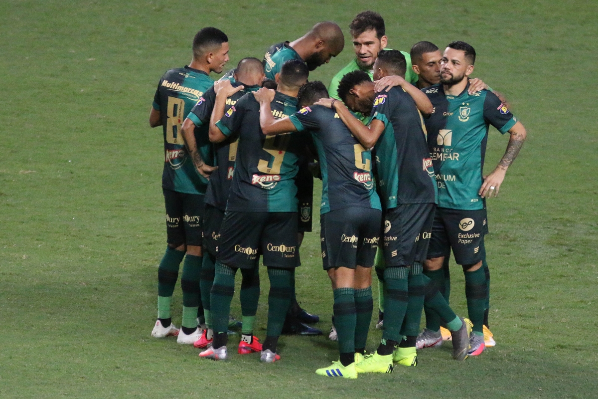 Jogadores do América-MG abraçados. Foto: Getty Images