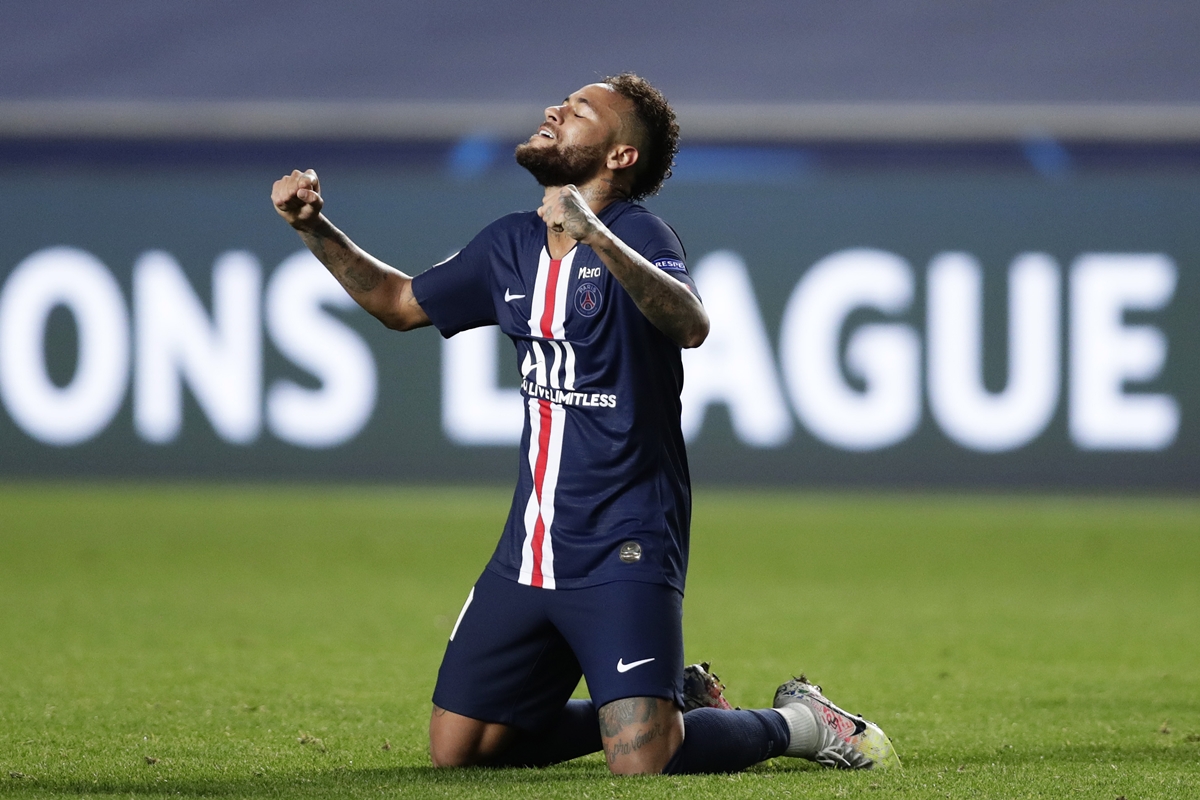 Neymar comemora gol ajoelhado. Foto: Getty Images