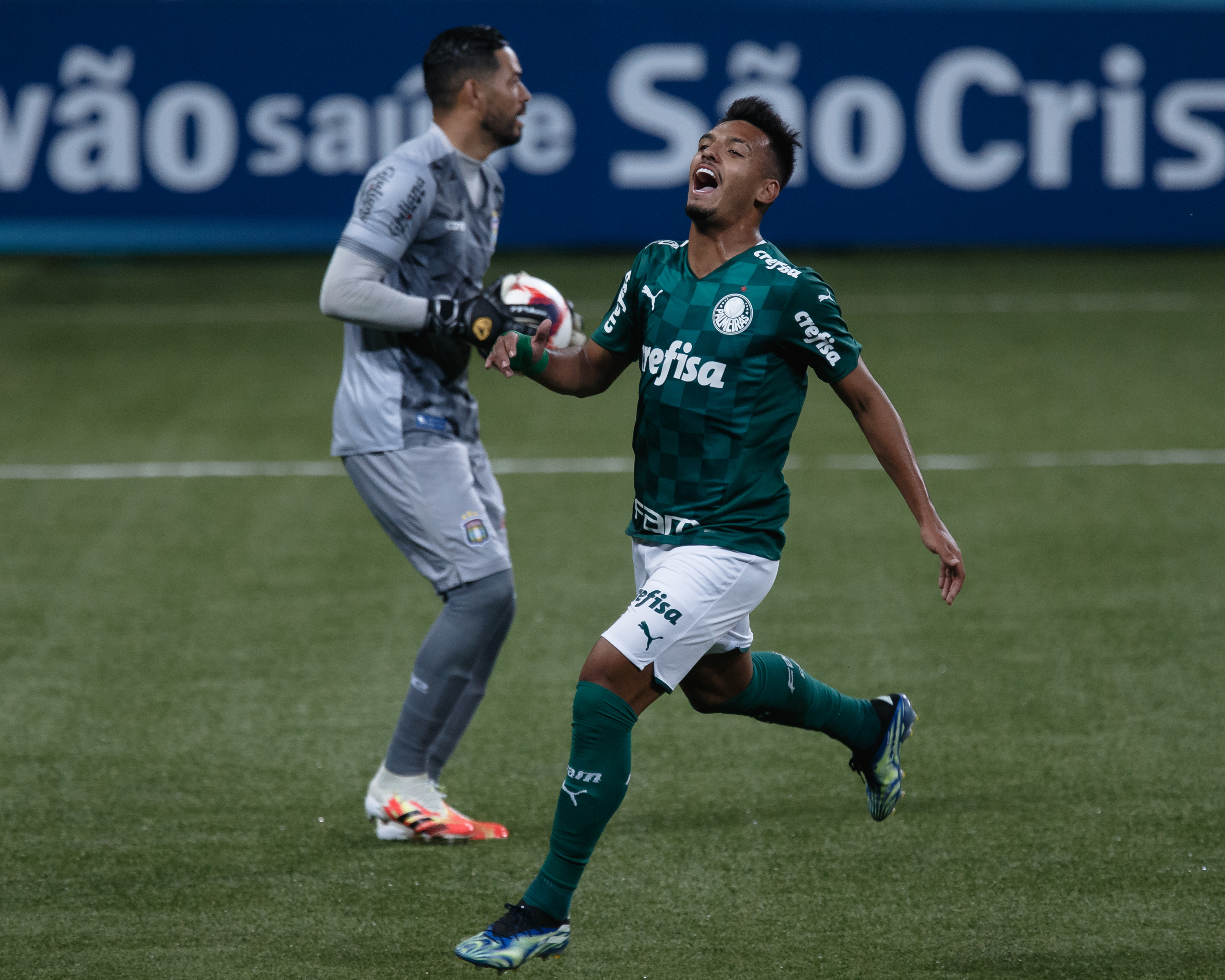 Gabriel Menino contra o São Caetano no Allianz Parque. (Foto: AGIF)