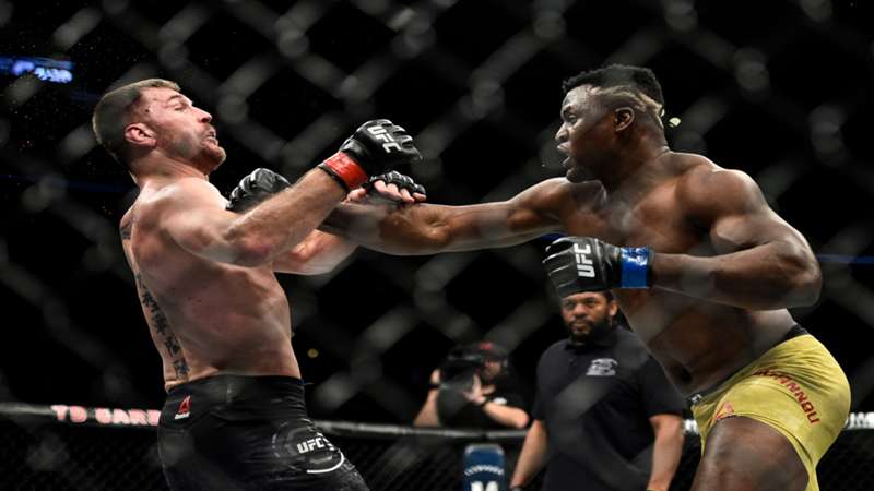 Stipe Miocic  e Francis Ngannou  no primeiro duelo em 2018. (Foto: Getty Images)