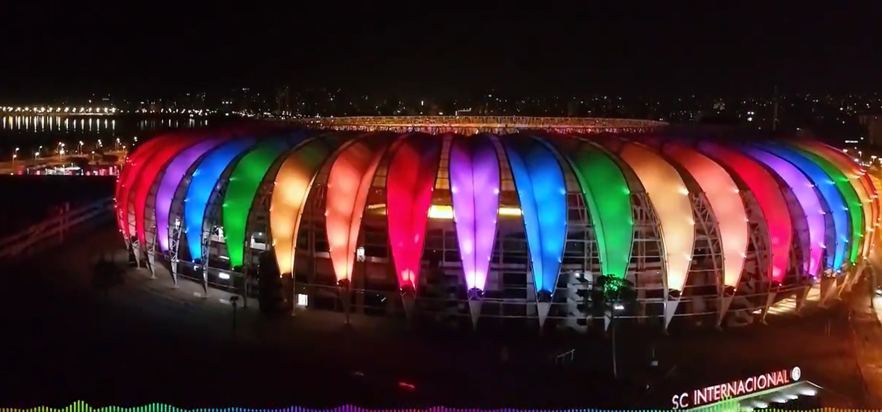 O Internacional com as cores da causa LGBT. (Foto: Reprodução Vídeo)