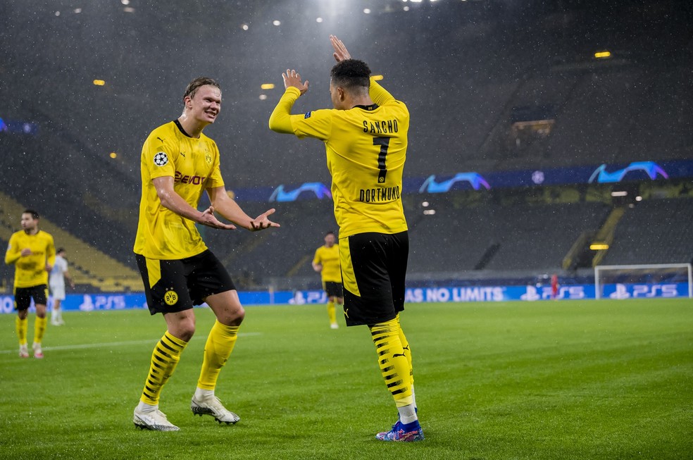 Sancho e Haaland comemorando gol. (Foto: Getty Images)