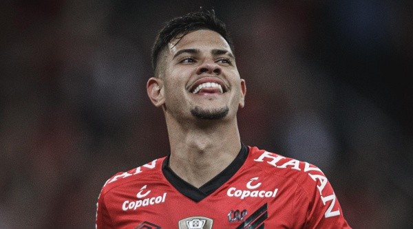 Bruno Guimarães conquistou a Copa do Brasil e Copa Sul-Americana com a camisa do Athletico (Foto: Matheus Sebenello/AGIF)