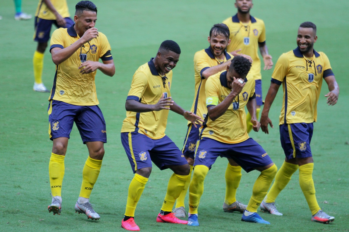 Comemoração de gol do Retrô. Foto: AGIF