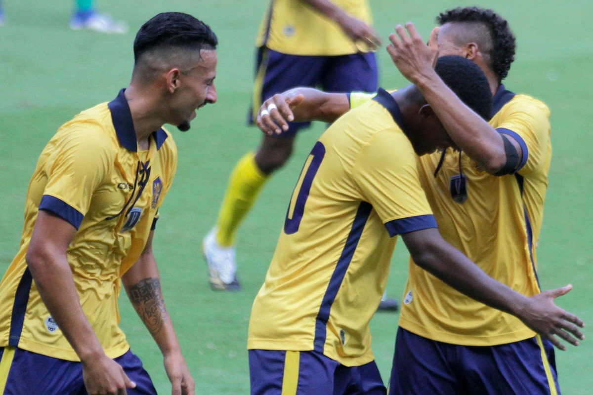 Jogadores do Retrô comemoram gol. Foto: AGIF