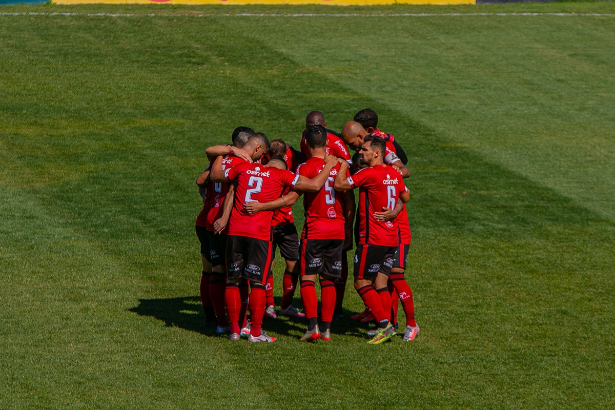 Jogadores do Brasil de Pelotas abraçados. Foto: AGIF